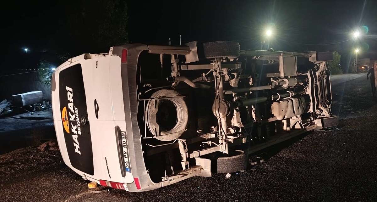 Konya plakalı kamyonun karıştığı kazada minibüs devrildi! 13 yaralı var 1